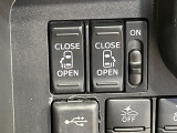 【両側パワースライドドア】スマートキーや運転席のスイッチで後席両側スライドドアの開閉が可能♪電動だから力を入れてドアを開ける必要が無く、小さなお子様でも簡単に開け閉めでき快適です♪