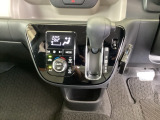 足元スッキリ、インパネシフトです。パーキングブレーキはフットブレーキタイプなので、運転席と助手席の間がスッキリしています。