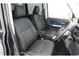 しっかりとしていて上質な座り心地のシートです。 座り心地も良くて長時間の運転も快適ですよ。 肌触りの良いシートが評判です。