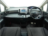 ◆視界広々で非常に運転しやすくロングドライブでも疲れを感じさせないすっきりとまとまったインパネ周りです。
