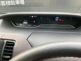 優れた視認性とデザイン性を兼ね備えたメーターです。瞬間燃費・平均燃費表示とともに燃費を意識した丁寧な走りをサポートします。