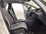 広い足元にゆったり座れるシートは長距離の運転でも疲れにくいシートです。女性でも運転がしやすいようにシートの高さ調整機能(シートリフター)がついています。
