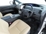 シンプルで使いやすいデザインの運転席です。