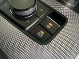 【サイドブレーキ・AUTOHOLD】停車中にブレーキペダルから足を放しても、ブレーキを自動的に制御して、車両の停車状態を保持する機能です。信号待ちなどの停車時に運転者の負担を軽減します。