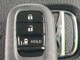 【Hondaスマートキー】カバンやポケットに入れたままでもドアの施錠・解錠が可能なスマートキーを装備。エンジンのオン・オフ時もカギを取り出す必要が無いからとっても便利です♪
