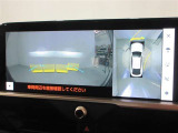 パノラミックビューモニター付きです。車両を上から見たような映像をディスプレイオーディオ画面に表示。運転席からの目視だけでは見にくい、車両周辺の状況をリアルタイムでしっかり確認できます。