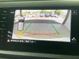 ギアをリバースに入れると車両後方の映像を映し出します。画面にはガイドラインが表示され、車庫入れや縦列駐車などの際に安全確認をサポートします。
