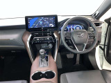 運転席周りのレイアウトをご覧ください。ナビゲーションが綺麗に装着されすっきり収まってますね!