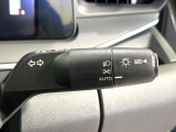 【オートライト】周りの明るさに応じて自動でヘッドライトの点灯・消灯ができる機能です!ライトの付け忘れ・消し忘れなどが無くなり、雨の日や夕方の走行も安心!トンネル通過時も便利ですね♪
