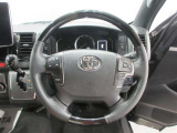 ステアリングから手を離さず、運転に集中したままオーディオ等の操作ができます。