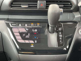 タッチパネル式オートエアコン、お掃除もサッと拭くだけで完了です。