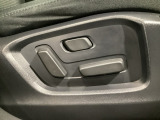 運転席にはパワーシートを装備!シート位置を記憶するメモリー機能付きなのでご夫婦で2名分セットすると便利です♪