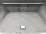 ●すっきりとした見た目のスクエア形状のラゲッジスペースです。また荷物が多い時、急なお買いものの際にもリヤシートを倒していただくことにより十分なスペースを確保できます。