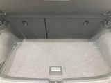 ●すっきりとした見た目のスクエア形状のラゲッジスペースです。また荷物が多い時、急なお買いものの際にもリヤシートを倒していただくことにより十分なスペースを確保できます。