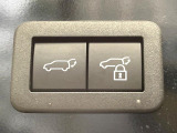 【パワーバックドア】スマートキーや運転席のボタンを押すだけでリアゲートが自動で開閉します!荷物を持っている時や、高い位置にあるバックドアを閉める際に便利な機能です♪