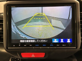 リバースギアに入れるだけで後方の表示へ切り替わります。夜間や雨の日の駐車も楽になりますよ。