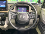 インテリアに合わせたデザインのステアリングは、運転される方のことも考え、運転しやすい形状、大きさです。是非一度、実際に触ってお確かめください。