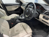 【メモリー機能付きパワーシート】運転手が代わってもボタン一つで設定ポジションに。常にご自身のドライブ設定が整います。