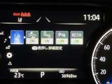 【ブラインドスポットモニター】後側方から接近する車両を検知。 衝突の危険があると判断した場合、ドアミラー表示や警報音でドライバーに注意を促します。