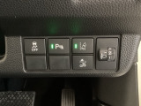 ハンドルの右側にはヘッドライトレベライザーとHondaセンシング用のメインスイッチがついています。ヘッドライトレベライザーは道路状況や積荷の加重に応じてライトの高さを調節できます。