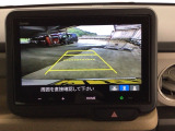 【バックカメラ】運転が苦手な方も車庫入れラクラクです!ギアをリバースに入れれば自動的に切り換わりますので、面倒な操作は不要です♪狭い駐車場もお車を傷つけず安心ですね!