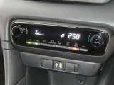 【オートエアコン】車内温度を感知して自動で温度調整をしてくれるのでいつでも快適な車内空間を創り上げます!どの席に座っても快適なドライブが楽しめます♪