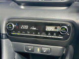 【オートエアコン】「AUTO」スイッチを押すだけで、冷暖房の切り替えや風量、吹き出し口の調整などを自動で行います。