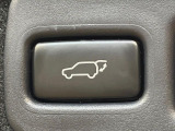 【パワーバックドア】スマートキーや運転席のボタンを押すだけでリアゲートが自動で開閉します!荷物を持っている時や、高い位置にあるバックドアを閉める際に便利な機能です♪