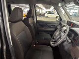 運転席の画像です。足元やシートまわりに余裕があり、リラックスした姿勢で運転が可能です。視界も良好で操作系へのアクセスもしやすく、快適で安心感のあるドライブをサポートします。