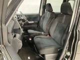 助手席側から見た車内の画像です。使い勝手の良い装備が整う上質な空間が広がっています。シートも快適で乗る人に安心感を与えます。