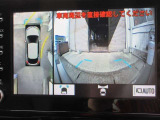 パノラミックビューモニター付きです。車両を上から見たような映像をディスプレイオーディオ画面に表示。運転席からの目視だけでは見にくい、車両周辺の状況をリアルタイムでしっかり確認できます。