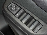 電動格納式ドアミラー・パワーウインドウを装備しています。
