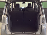 開口部も広く荷物の積み下ろしもしやすいお車となっております。シートの背もたれは5:5の割合で分割して可倒できるので、長いお荷物などを載せることもできます。