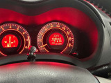 視認性に優れたメーターを採用しており、走行中でも車速や情報が分かりやすく表示されます。運転時の視線移動をむりのない範囲に抑え、快適で安心感のあるドライブをサポートします。