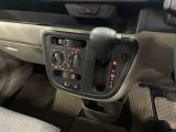 中古車選びで意外と見落としがちなポイントが、シフトレバー周辺の状態です。今回掲載している画像では、操作部分の使用感をはじめ、パネルの傷や擦れ、ボタン類の動作跡など、確認していただけます。