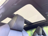 【調光パノラマルーフ】車内の解放感が一気に上がる大型パノラマルーフに調光機能がプラス!日差しが強い時、シェードを閉めなくてもガラスの透明度を調整することで心地よい明るさに♪