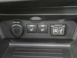 運転席と助手席には寒い時にうれしいシートヒーターが装備されてます。