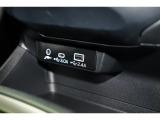小物の収納に便利なセンタートレイには携帯等のデバイスの充電可能なUSB出力電源付です。