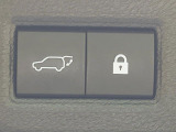 【パワーバックドア】スマートキーや運転席のボタンを押すだけでリアゲートが自動で開閉します!荷物を持っている時や、高い位置にあるバックドアを閉める際に便利な機能です♪