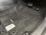 内装工程では、中古車を気持ちよくお乗りいただけるよう清掃しております。