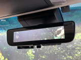【デジタルインナーミラー】後席の大きな荷物や同乗者で後方が確認しづらい時でも安心!カメラが撮影した車両後方の映像をルームミラー内に表示。クリアな視界で状況の確認が可能です!