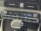 【オートエアコン】一度お好みの温度に設定すれば、車内の温度を検知し風量や温度を自動で調整。暑い&hellip;寒い&hellip;と何度もスイッチ操作をする必要はありません。快適な車内空間には必須の機能ですね♪