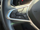 アダプティブクルーズコントロールは、フロントバンパーのレーダーセンサーを使用し、前方の車両の加減速に応じて自動的にスピードを調節、車間距離を維持します。(時速30km以上で使用可能)