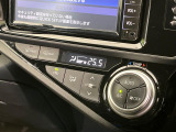 【オートエアコン】一度お好みの温度に設定すれば、車内の温度を検知し風量や温度を自動で調整。暑い&hellip;寒い&hellip;と何度もスイッチ操作をする必要はありません。快適な車内空間には必須の機能ですね♪