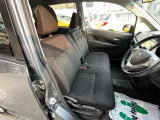 フロントシートです。運転席には座面の上下調節が可能なハイトアジャスターが装備されております。大きな痛み等が無く綺麗な状態です。