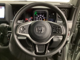 ハンドルにHondaセンシング系のクルーズコントロールやレーンキープアシストなどのスイッチと、オーディオの操作スイッチが装備されています。ハンドルから手を離さず安全に操作できます。