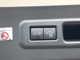 【パワーバックドア】スマートキーや運転席のボタンを押すだけでリアゲートが自動で開閉します!荷物を持っている時や、高い位置にあるバックドアを閉める際に便利な機能です♪