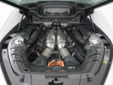 パワートレインは3.0L V6ツインターボエンジンに加えてモーターを搭載し、830馬力(カタログ値)を発揮します。