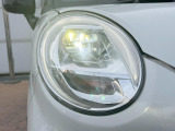 【LEDヘッドライト】悪天候や夜間走行時も良好な視界を確保し安心して運転できる高輝度LEDヘッドライトを装備!点灯速度が早く、消費電力も抑えられています。