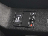 ◆片側電動スライドドア◆狭い駐車場でも乗り降りが楽々♪お子様が隣の車にドアを当ててしまう心配もございません!小さなお子様連れの方もこれで安心。